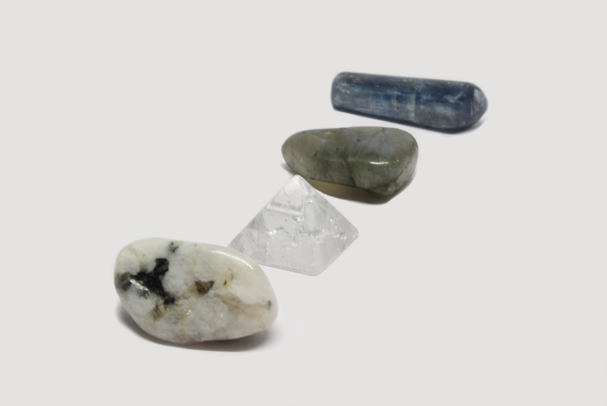 Crystals healing stones love set box in Brooklyn New York by llayers.
Including Cyanite, Labradorite, Moonstone, Quarz (cristal de roche)