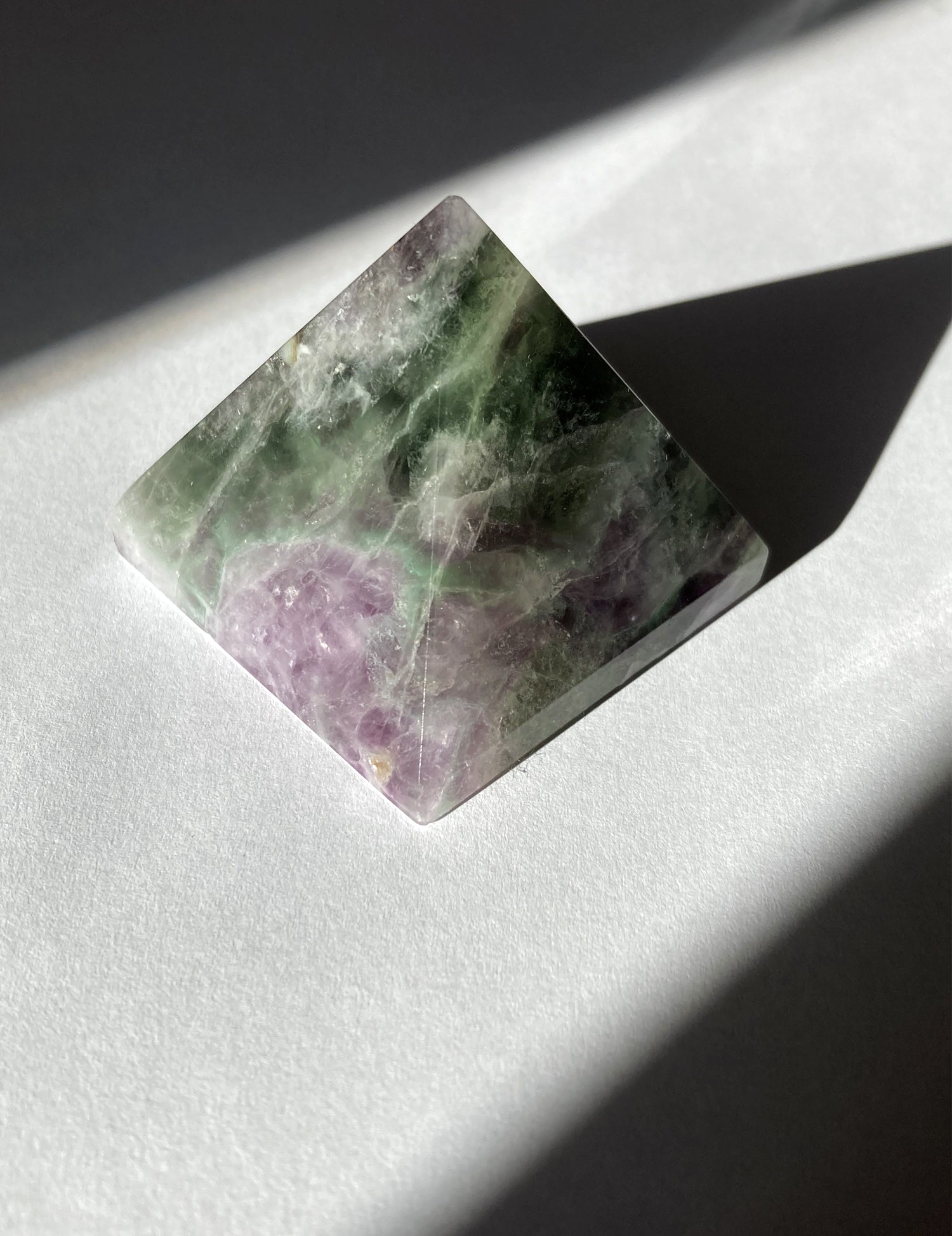 llayers pyramide de pierre fluorite violette verte lithothérapie fluorine stone