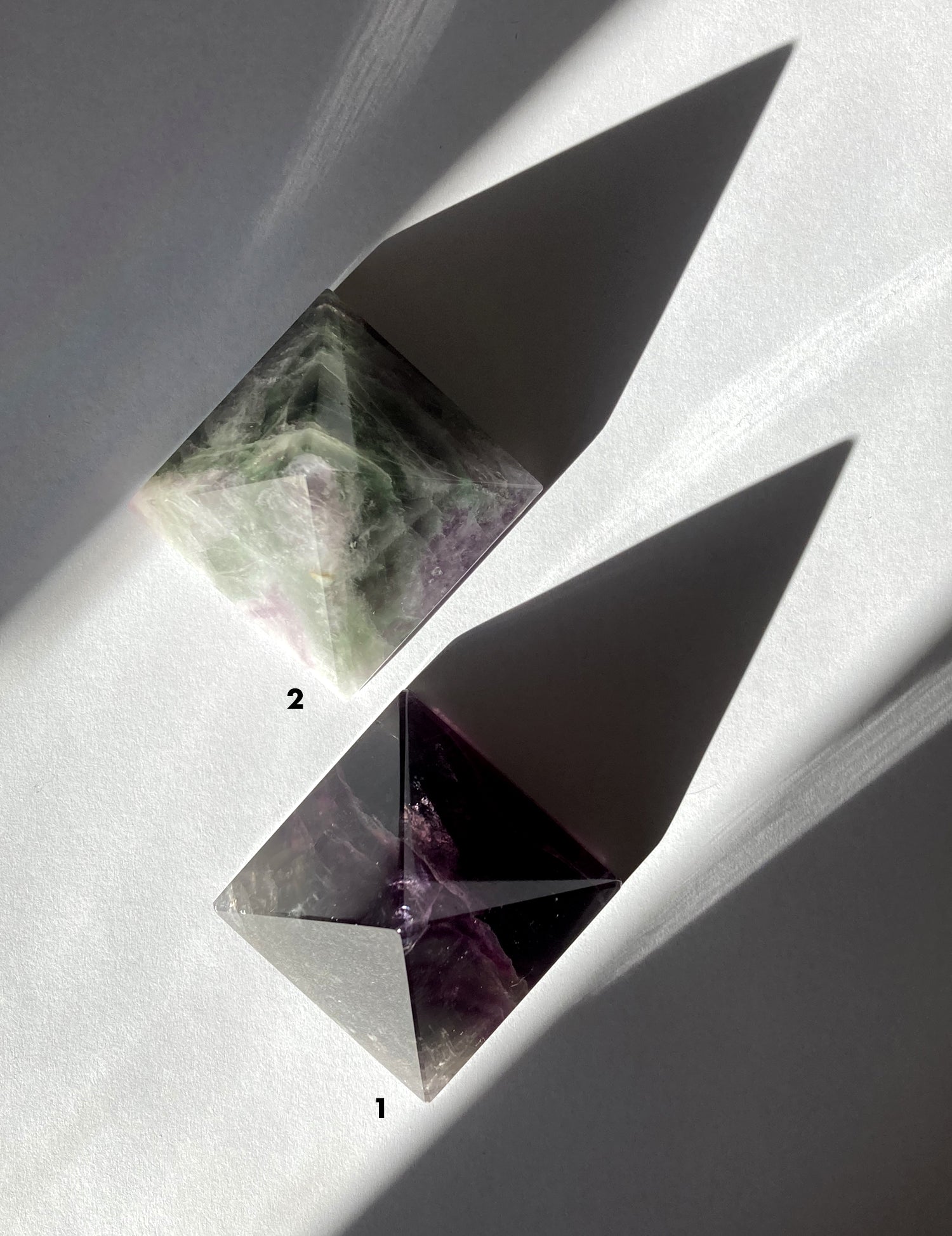 llayers pyramide de pierre fluorite violette verte lithothérapie fluorine stone