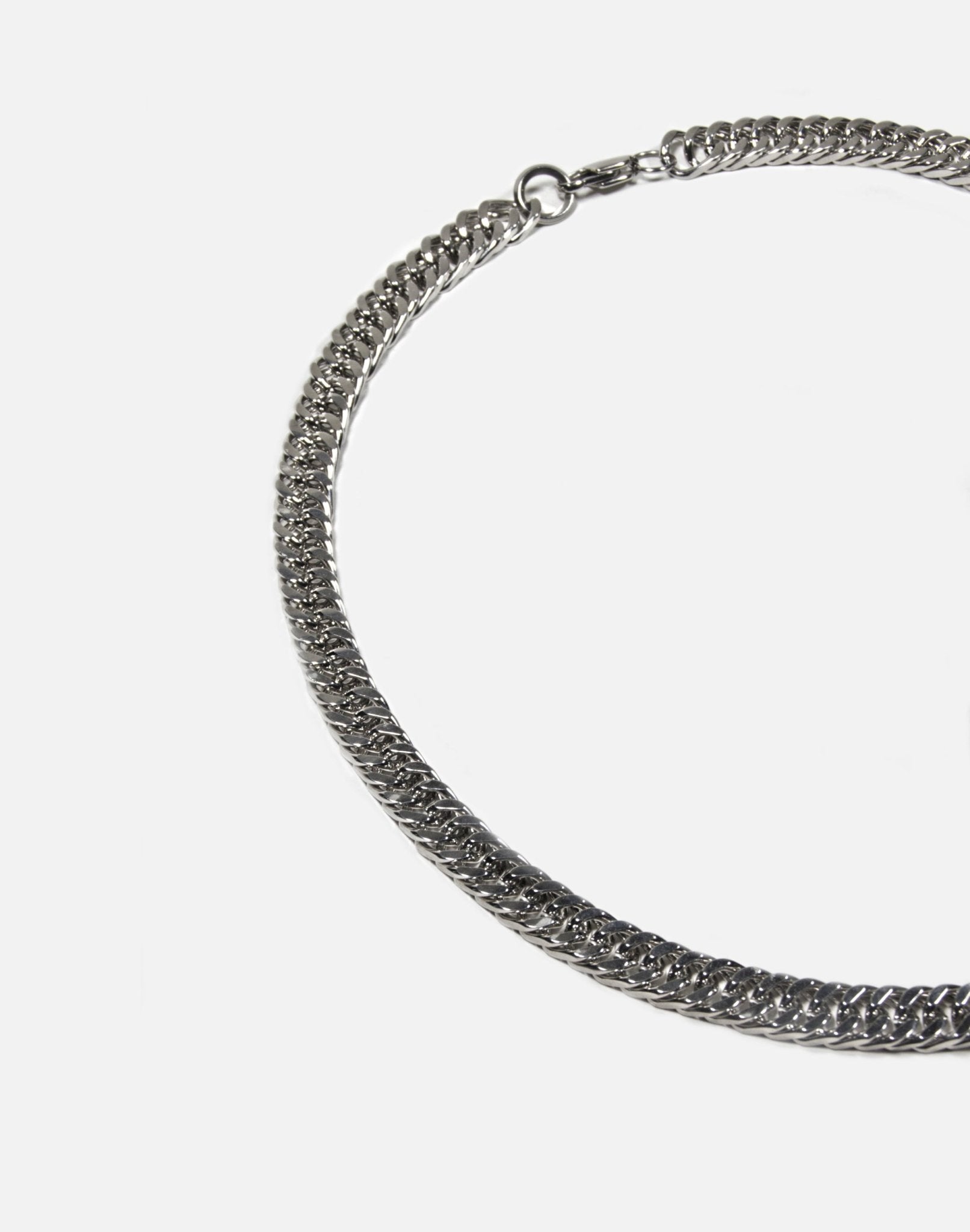 Silver curb chain necklace silver in stainless steel. Minimalist jewelry handmade New York Brooklyn by llayers.