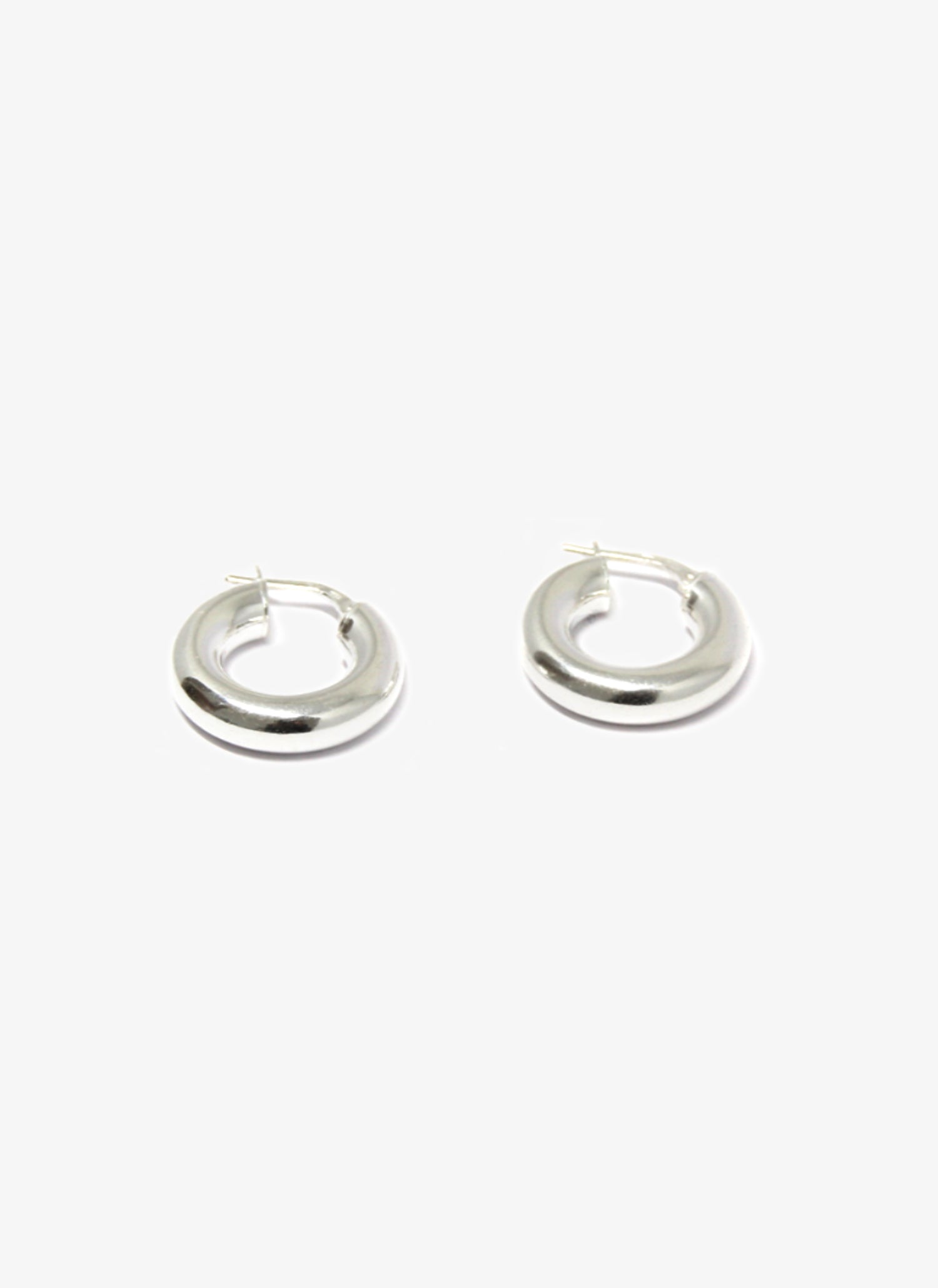 llayers men women thick silver hoop earrings minimal designer jewelry in brookyn new york hoop 004