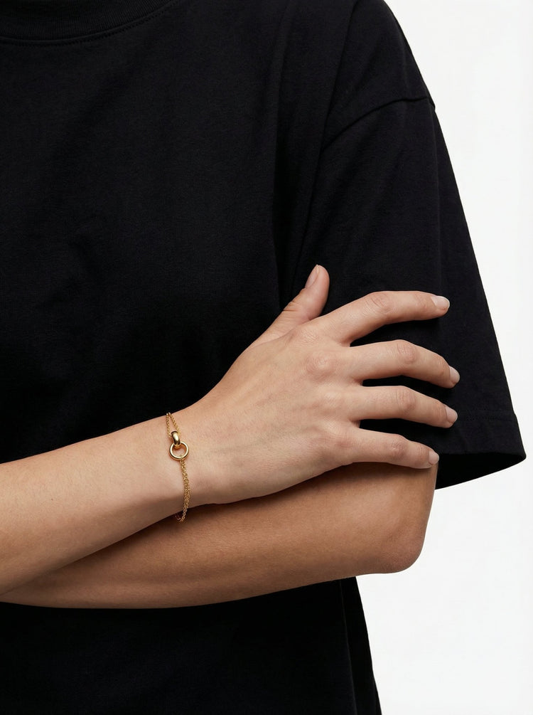 Women's gold Infinity chain bracelet. Men's and women's minimal jewelry in Brooklyn New York.