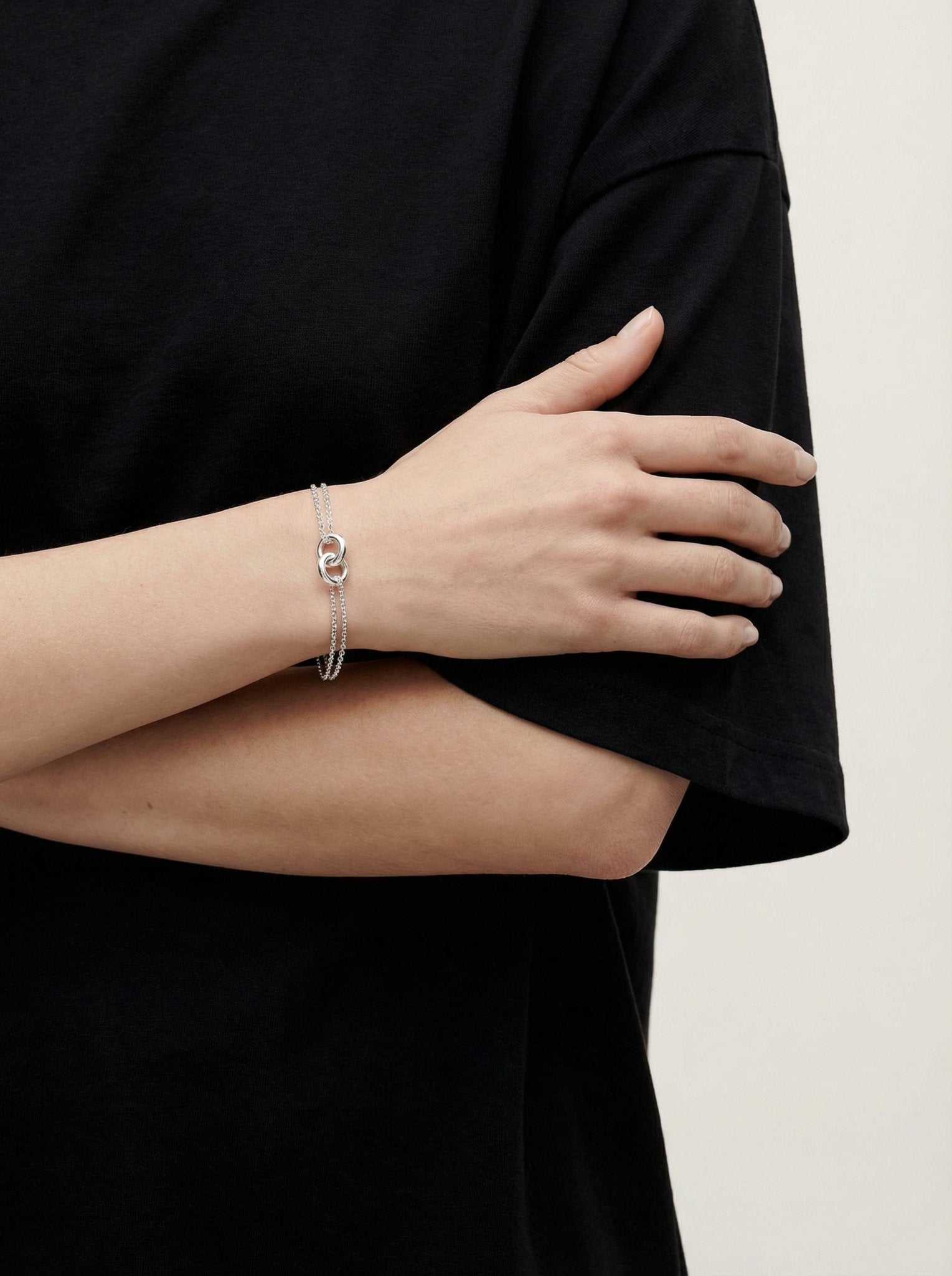 Women's Infinity silver loops chain bracelet. Men's and women's minimal jewelry made in Brooklyn New York.