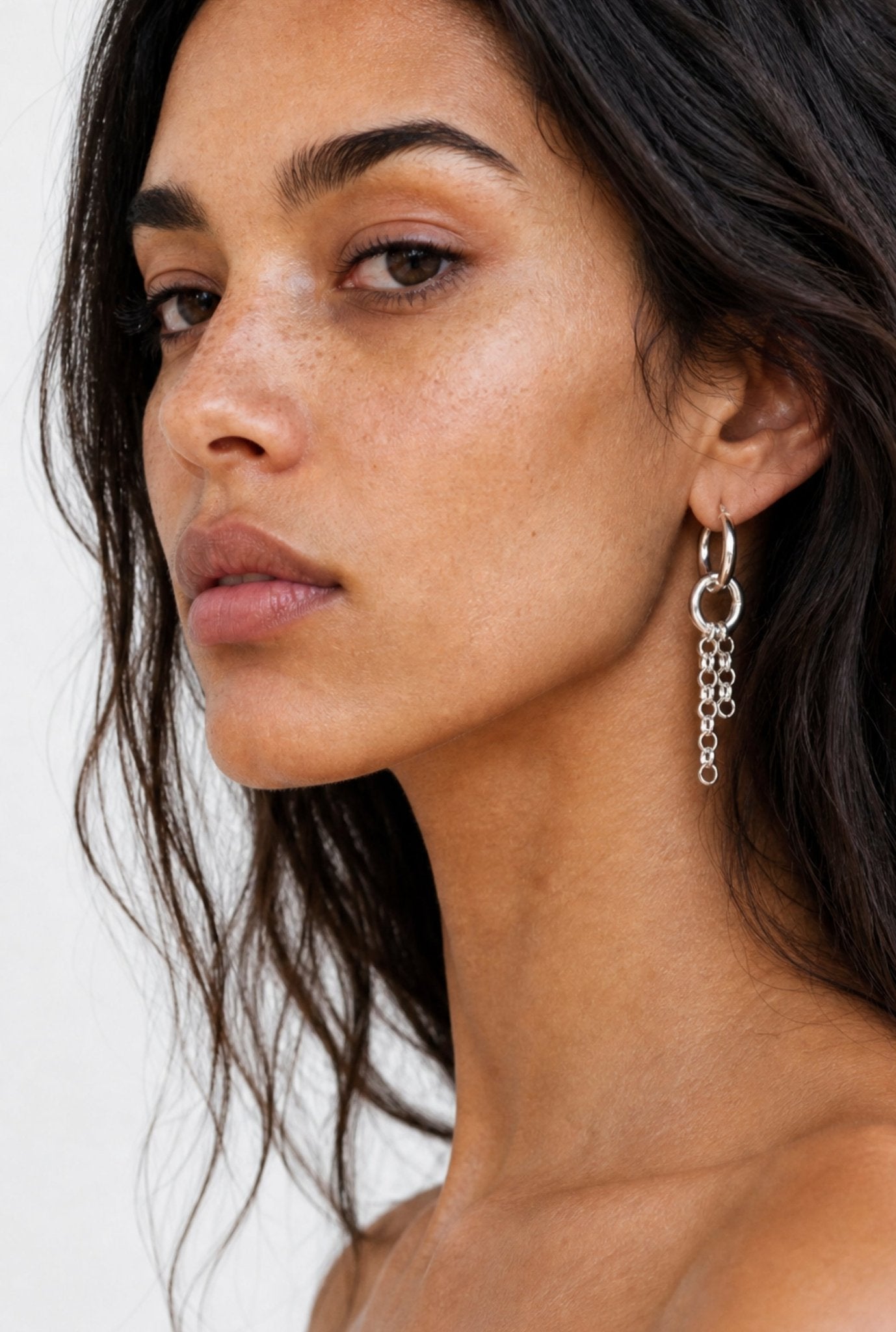 Chic Silver chain hoop earrings minimal jewelry. Minimalist jewelry brand in New York 