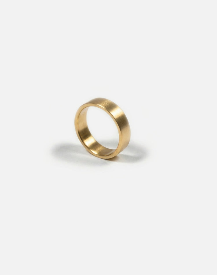 Unisex gold round ring band. Modern minimalist jewelry men's and wome'ns made in Brooklyn New York by llayers.