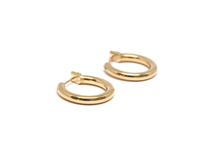 llayers men women gold hoop earrings minimal designer jewelry in brookyn new york hoop 001