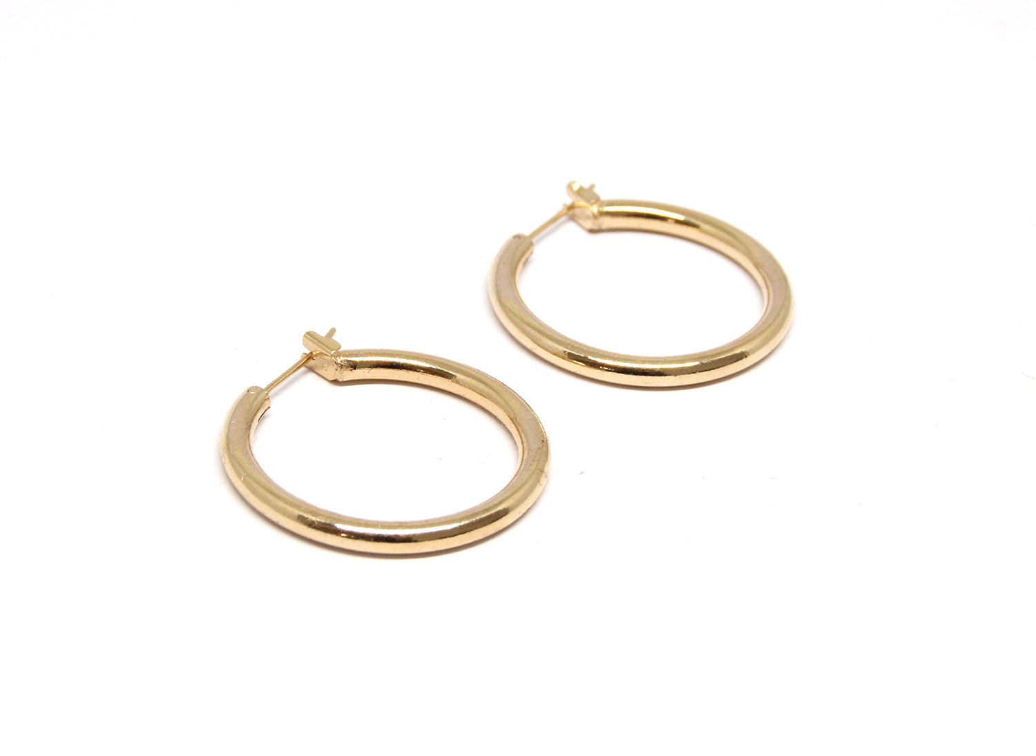 llayers men women gold hoop earrings minimal designer jewelry in brookyn new york hoop 002