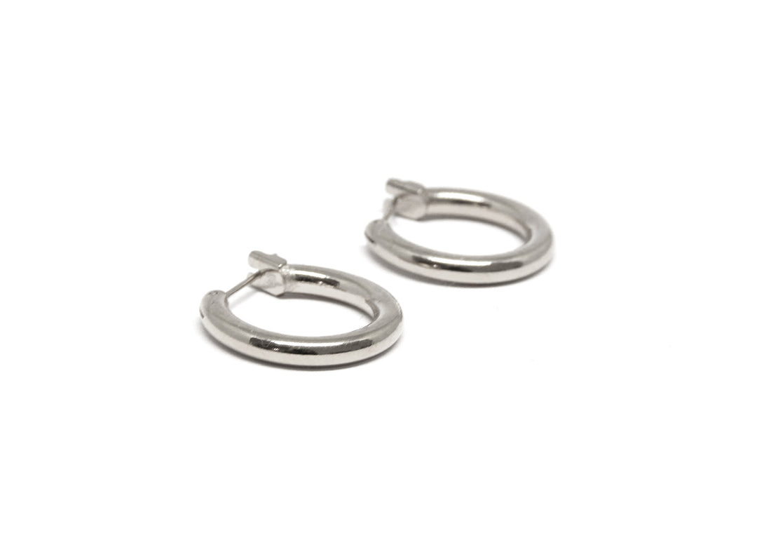 llayers men women silver hoop earrings minimal designer jewelry in brookyn new york hoop 001