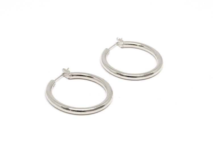 llayers men women silver hoop earrings minimal designer jewelry in brookyn new york hoop 002