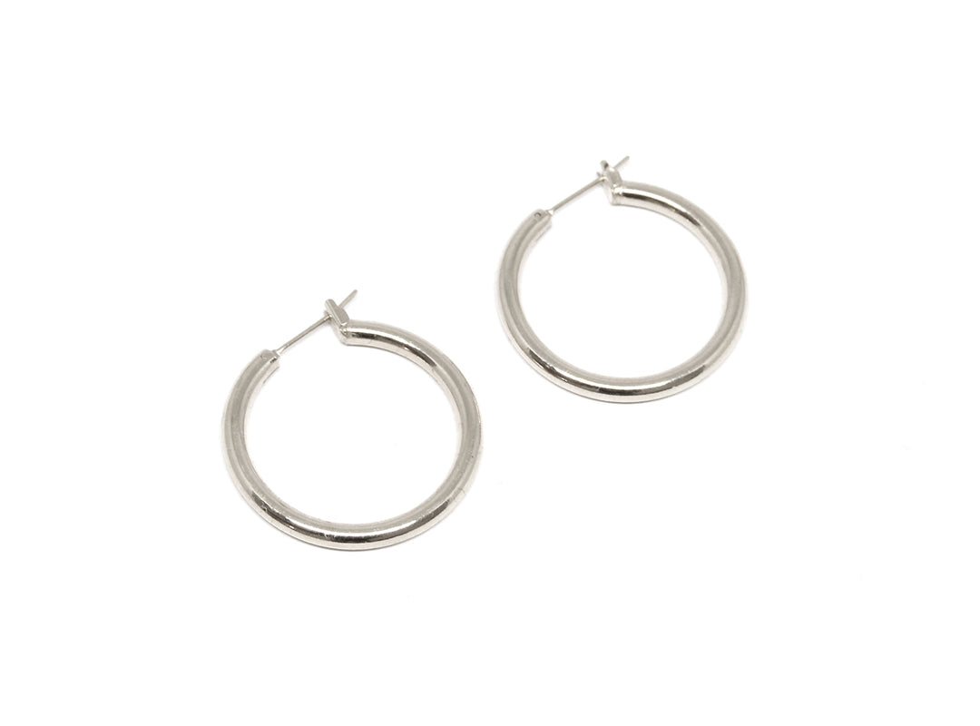 llayers men women silver hoop earrings minimal designer jewelry in brookyn new york hoop 002