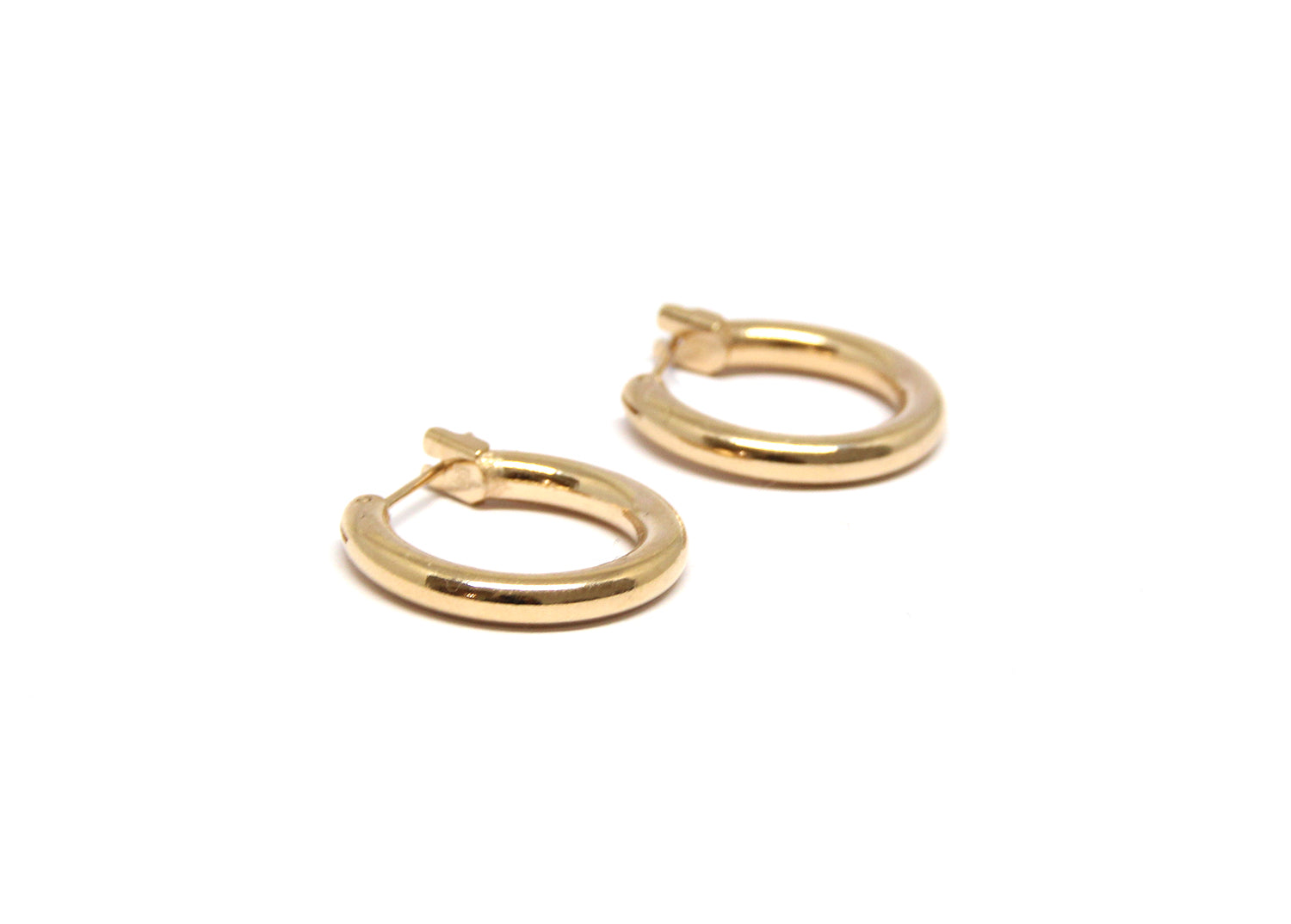 llayers-mens-women-gold-hoop-earrings-minimal-designer-jewelry-in-brookyn-new-york-hoop001-F1
