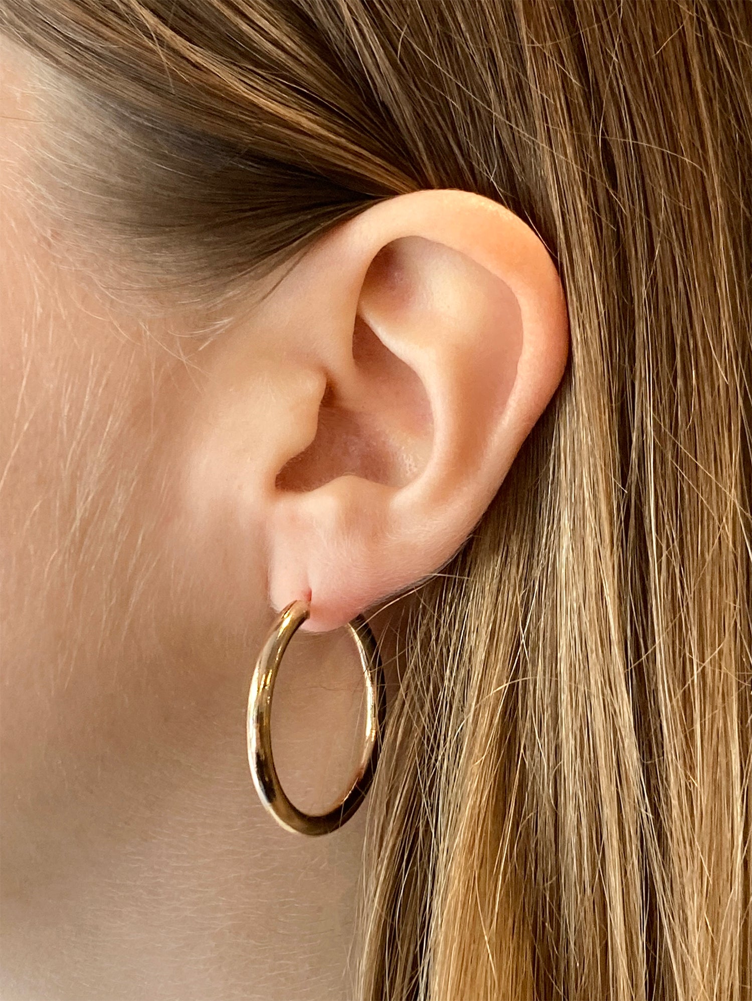 llayers-mens-women-gold-hoop-earrings-minimal-designer-jewelry-in-brookyn-new-york-hoop002-3