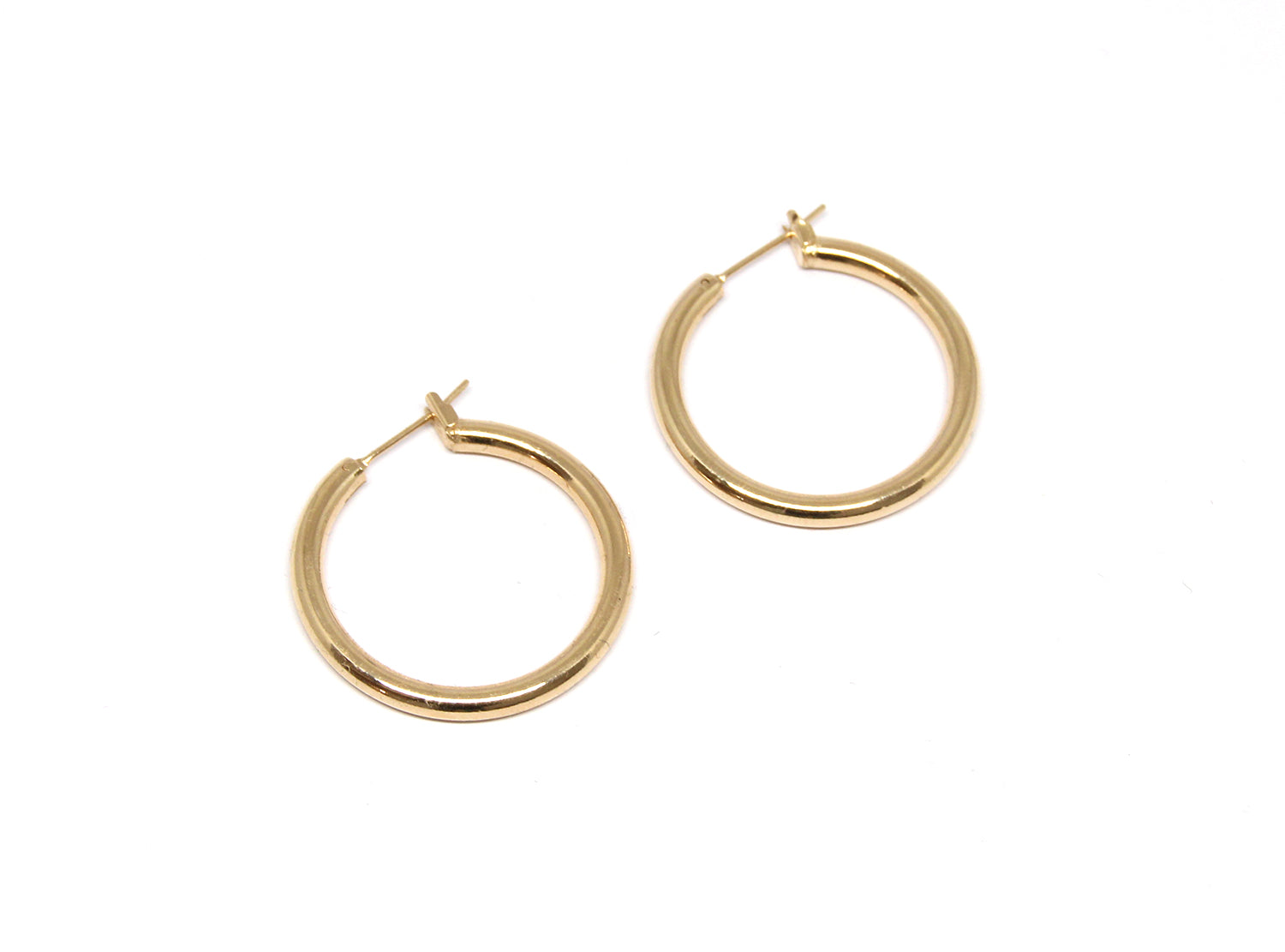 llayers-mens-women-gold-hoop-earrings-minimal-designer-jewelry-in-brookyn-new-york-hoop002-F3