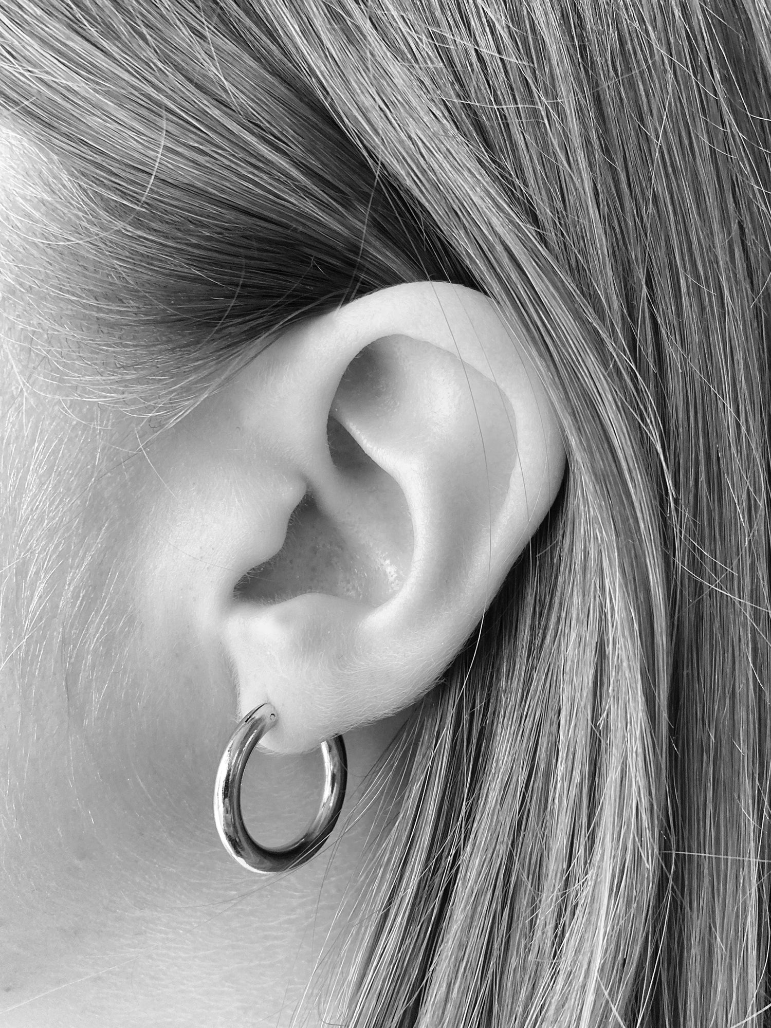 llayers-mens-women-silver-hoop-earrings-minimal-designer-jewelry-in-brookyn-new-york-hoop001-2