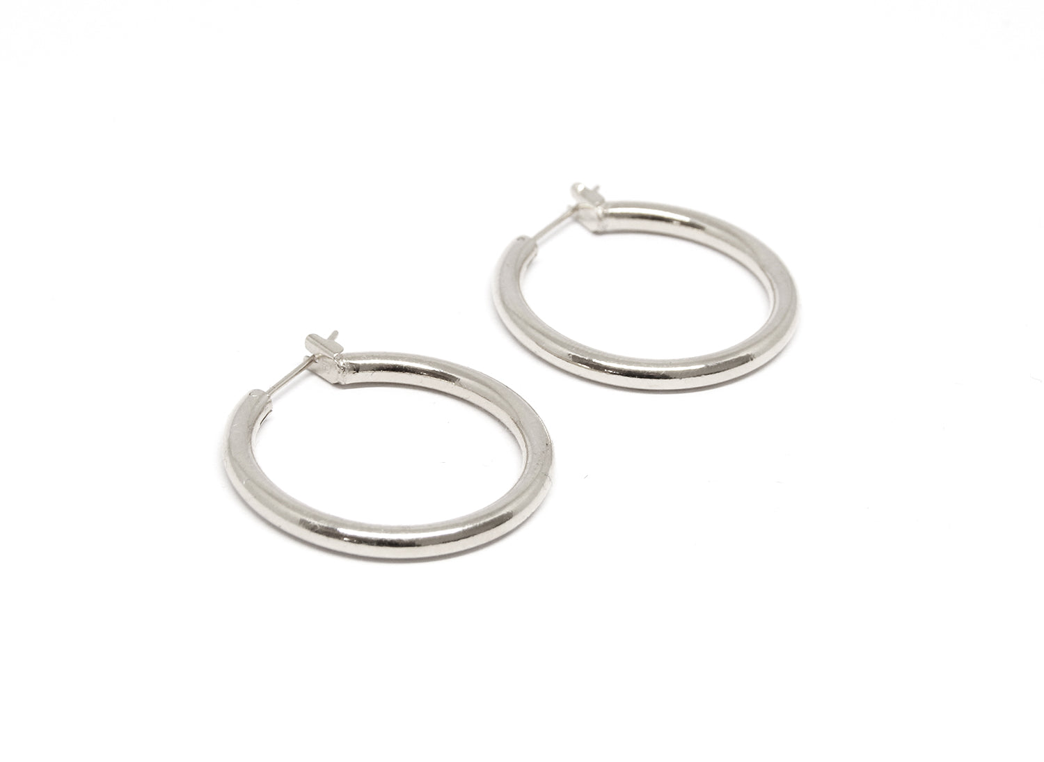 llayers-mens-women-silver-hoop-earrings-minimal-designer-jewelry-in-brookyn-new-york-hoop002-F1