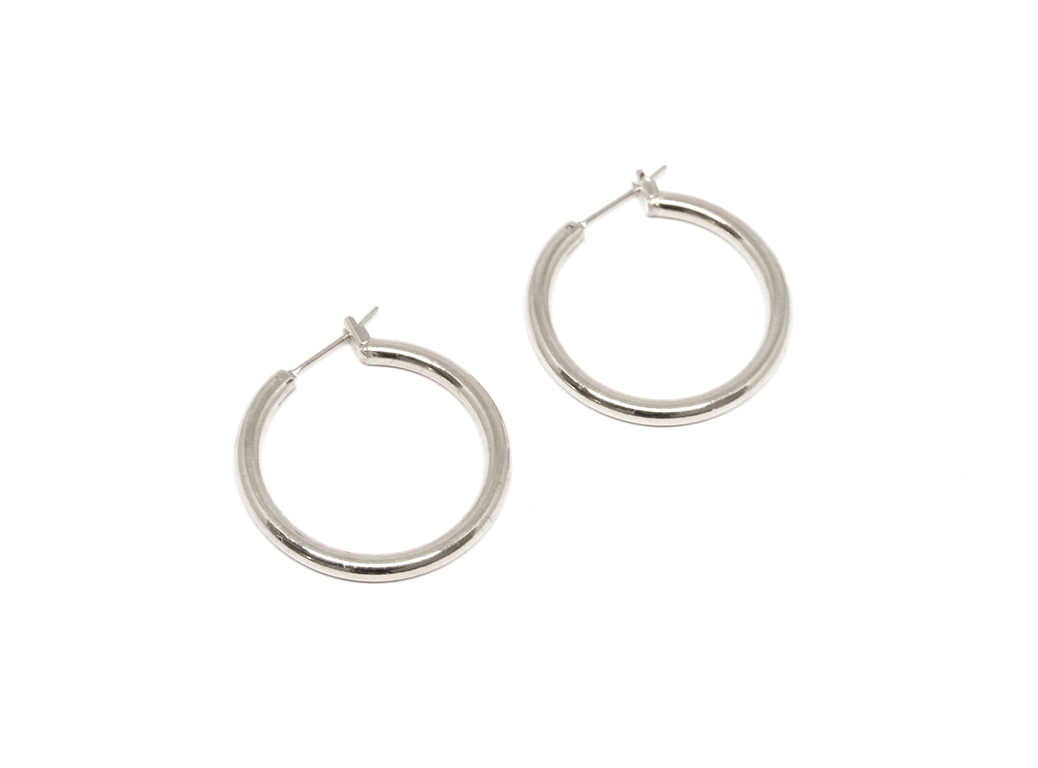 llayers-mens-women-silver-hoop-earrings-minimal-designer-jewelry-in-brookyn-new-york-hoop002-F2
