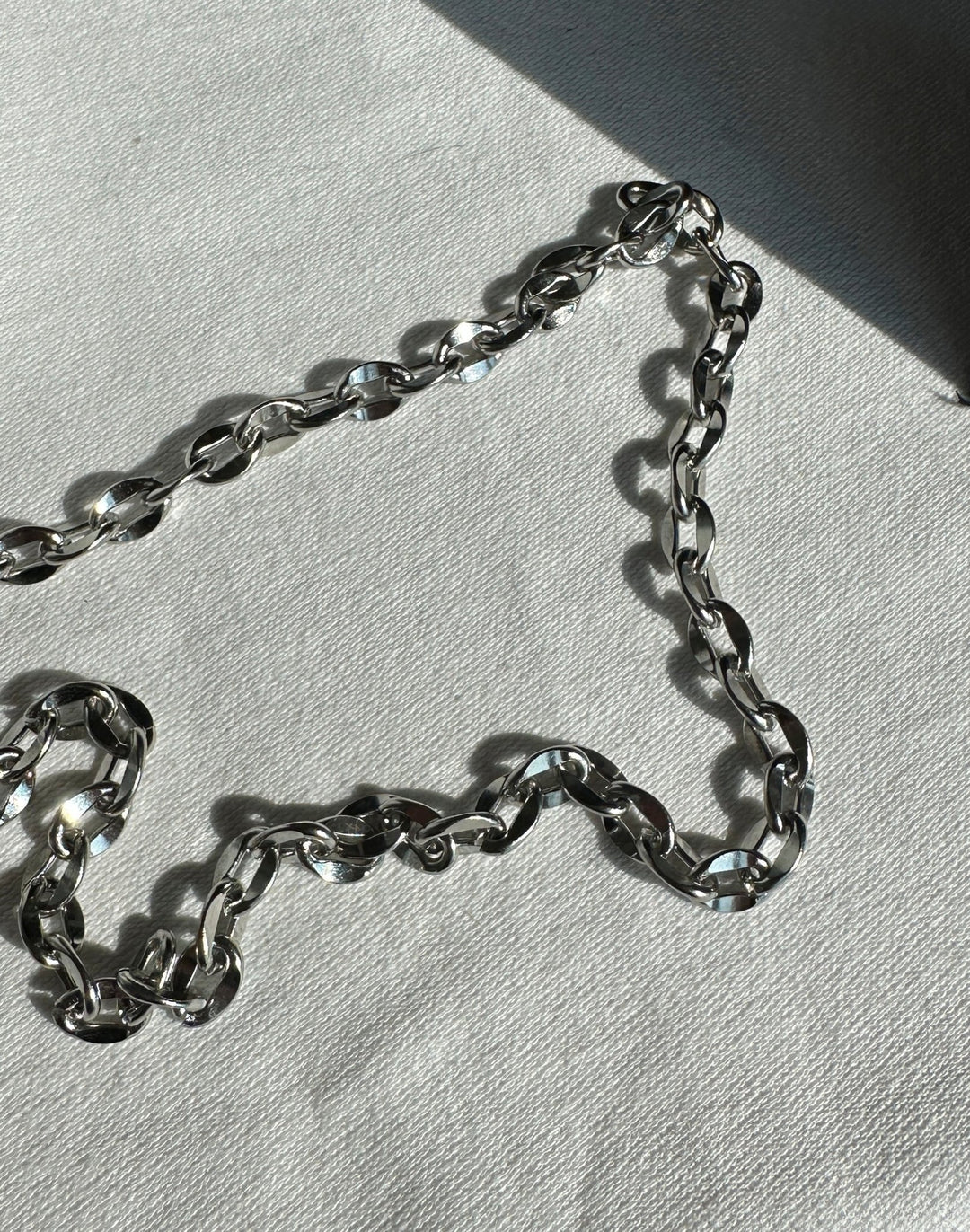 silver chain necklace stainless steel. Modern unisex jewelry in New York by llayers. Unchained 008.