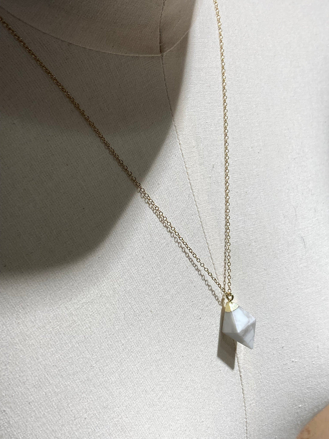 llayers collier pierre protectrice howlite - howlite stone pendant necklace on gold chain