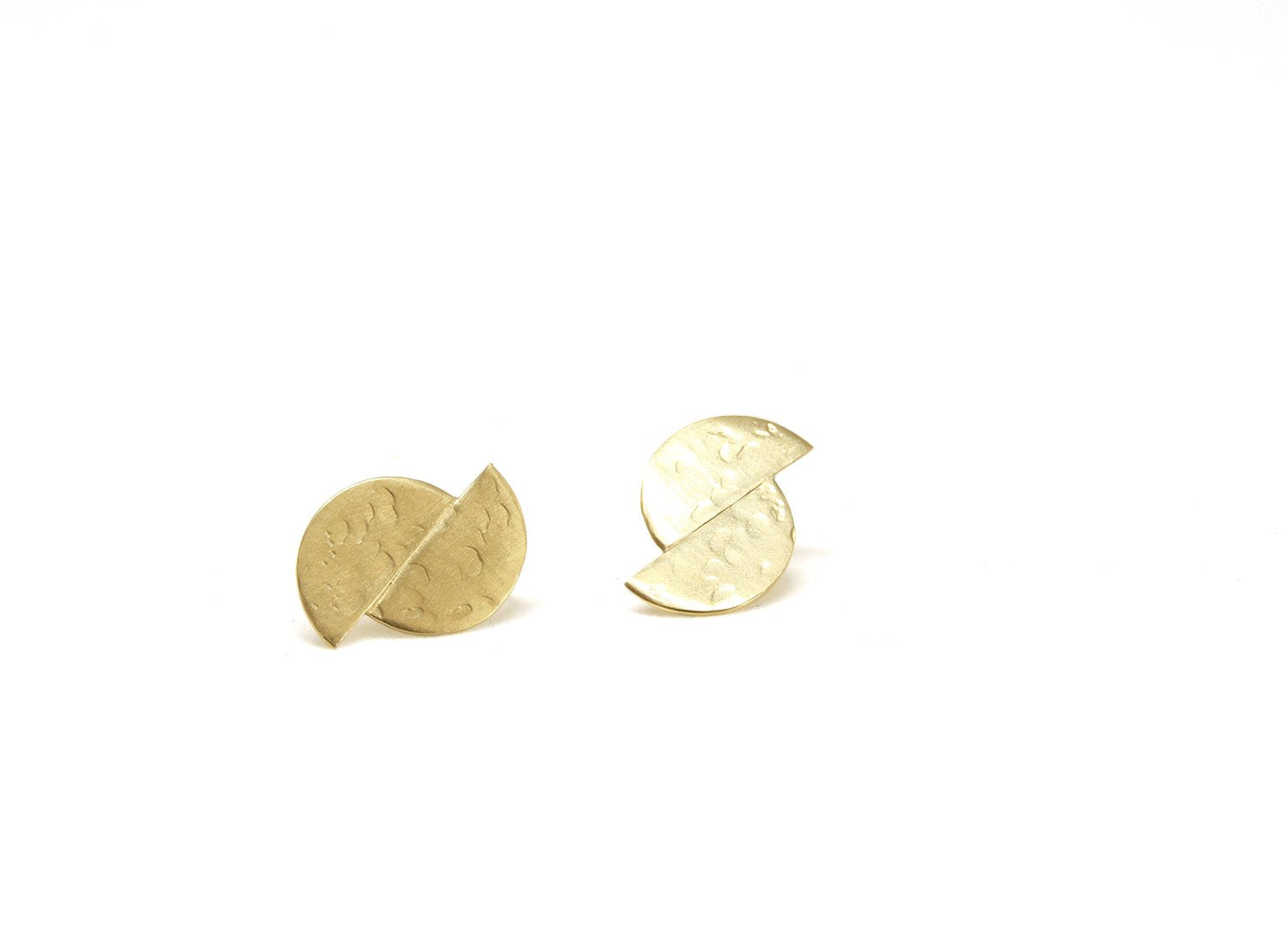 llayers jewelry lacus earrings - stud earrings in textured gold plated -boucles d'oreilles disques décalés texture lunaire en or