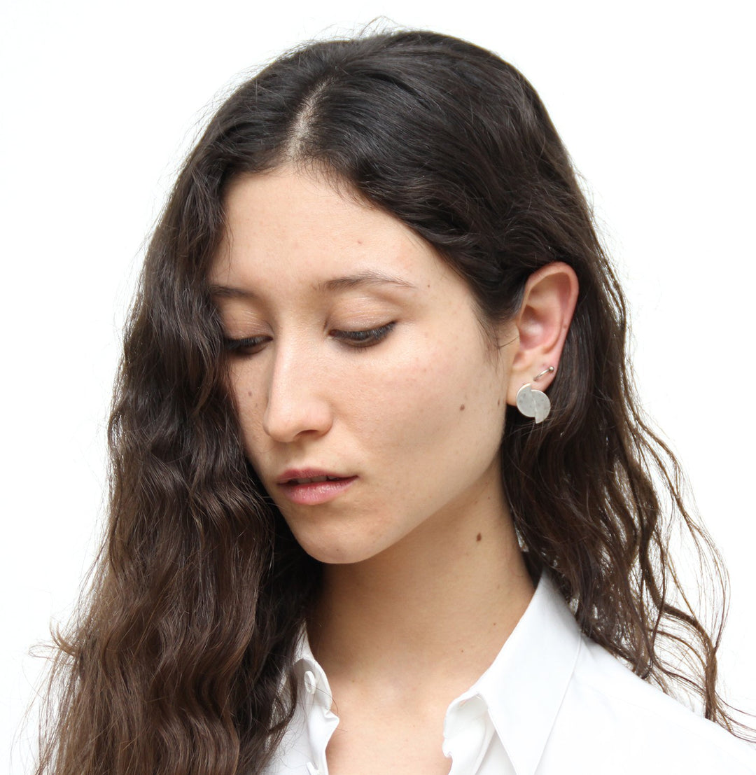 llayers jewelry lacus earrings - stud earrings in moon textured silver - boucles d'oreilles disques décalés texture lunaire en argent