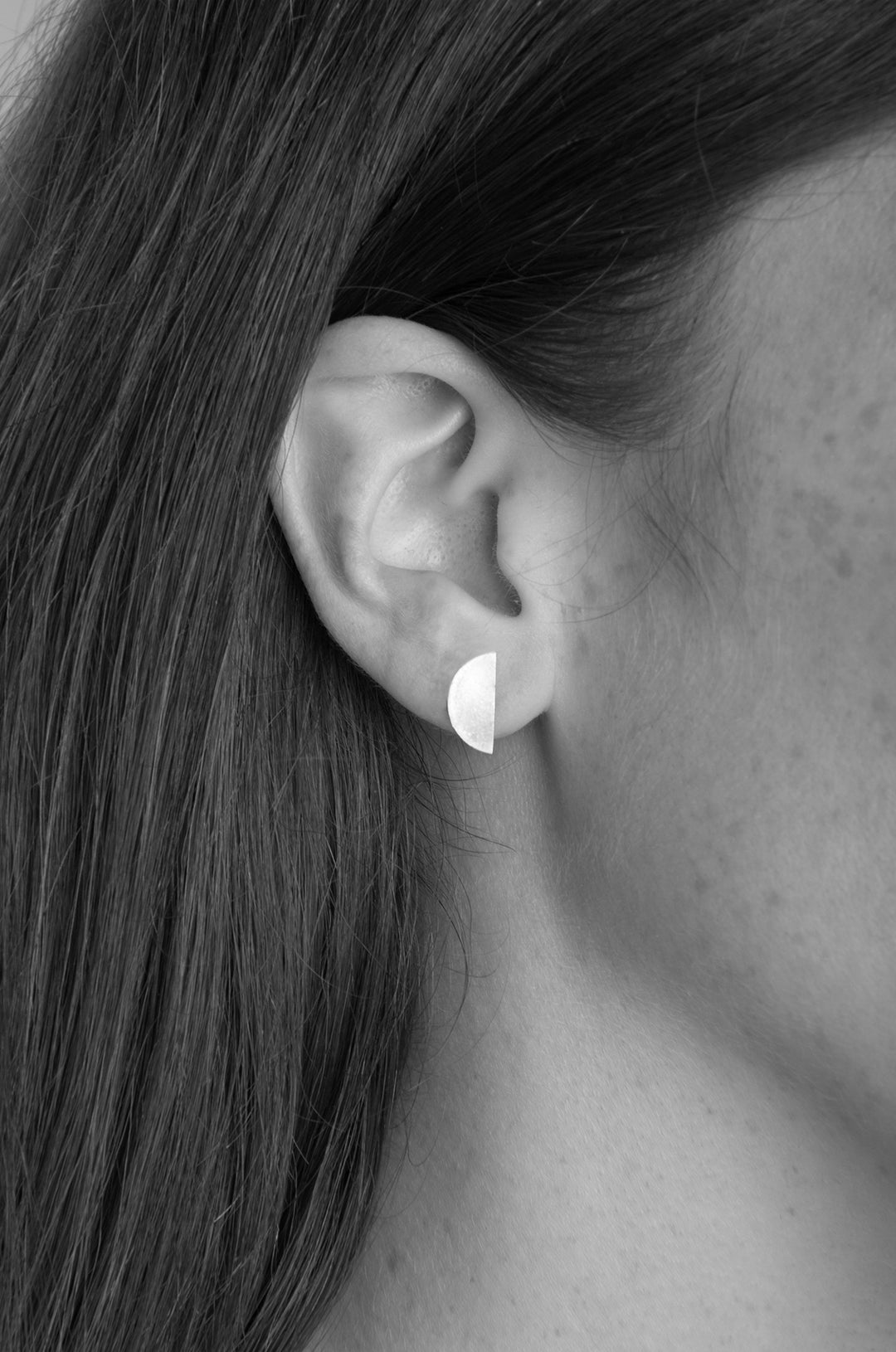 llayers jewelry mini moon quarter earrings silver - boucles d'oreilles llayers quarter quartier de lune argent