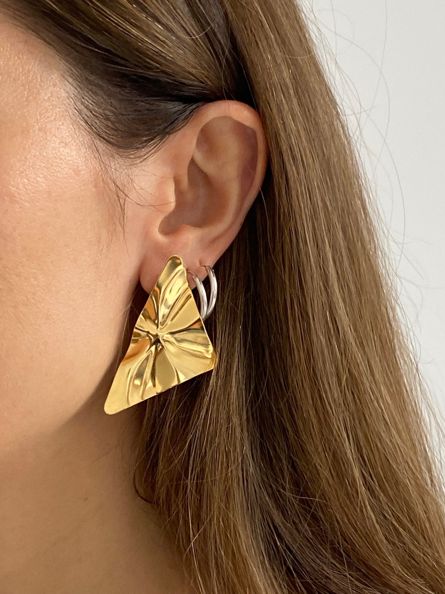 llayers jewelry gold wavy earring geometric textured new york