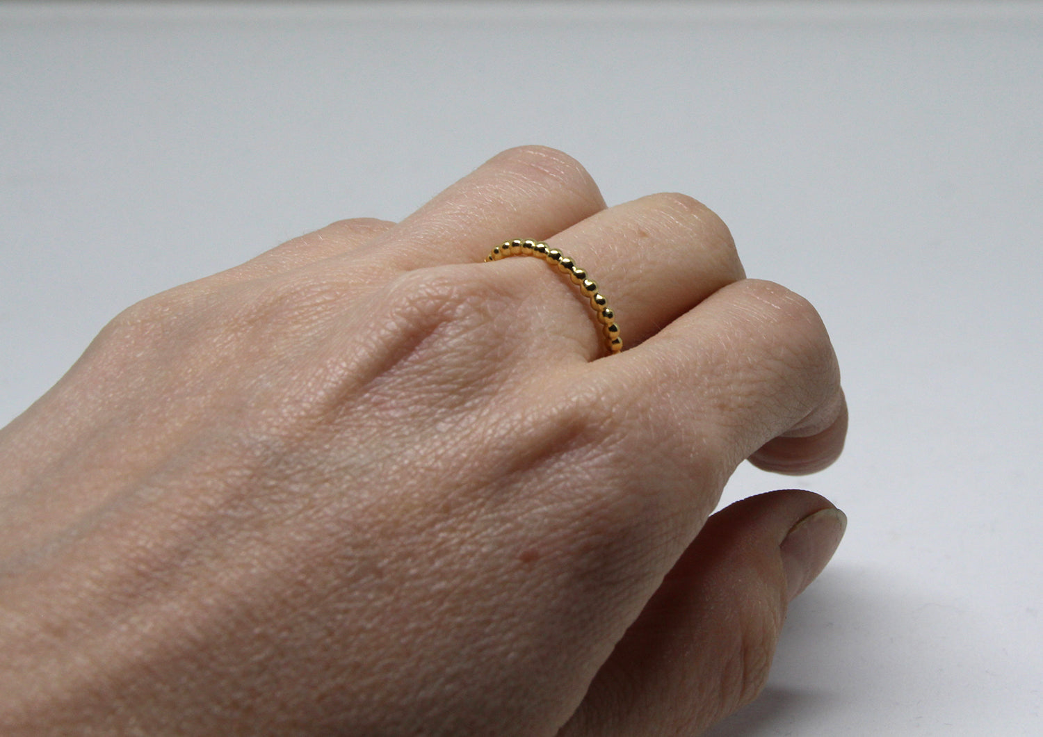 llayers jewelry Minimalist stacking vermeil ring with a beaded wire bague fine à empiler perlée en vermeil or
