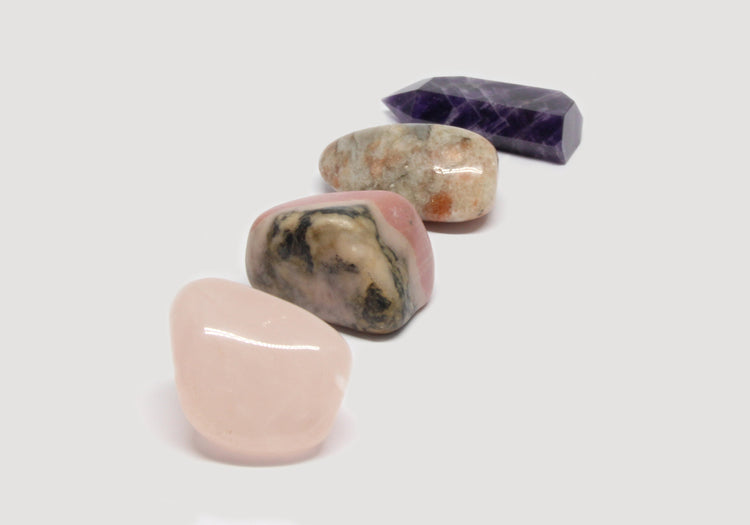 Coffret pierres amour de soi améthyste quartz rose pierre de soleil rhodonite