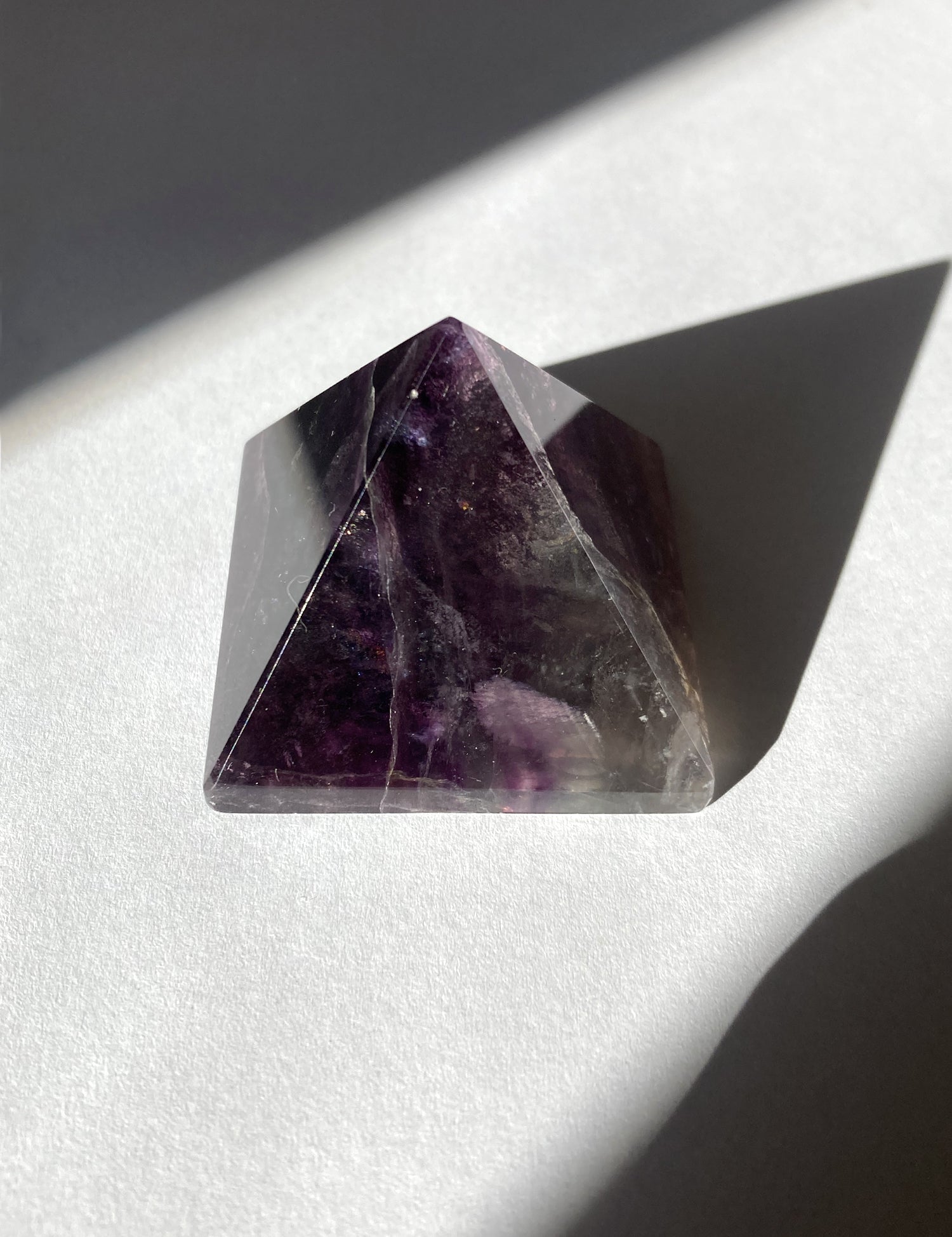 llayers pyramide de pierre fluorite violette verte lithothérapie fluorine stone méditation