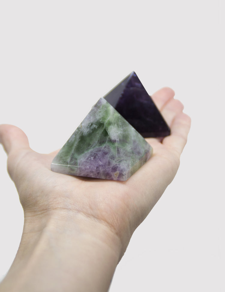 llayers pyramide de pierre fluorite violette verte lithothérapie fluorine stone