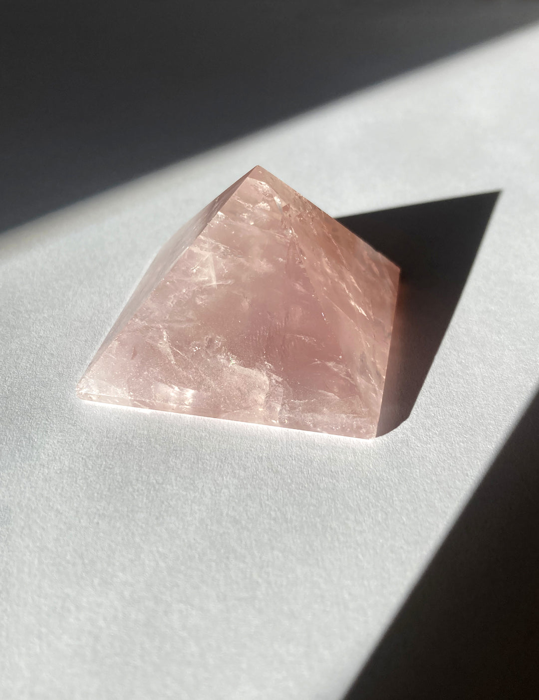 llayers pyramide pierre quartz rose lithothérapie méditation pink quartz stone pyramid