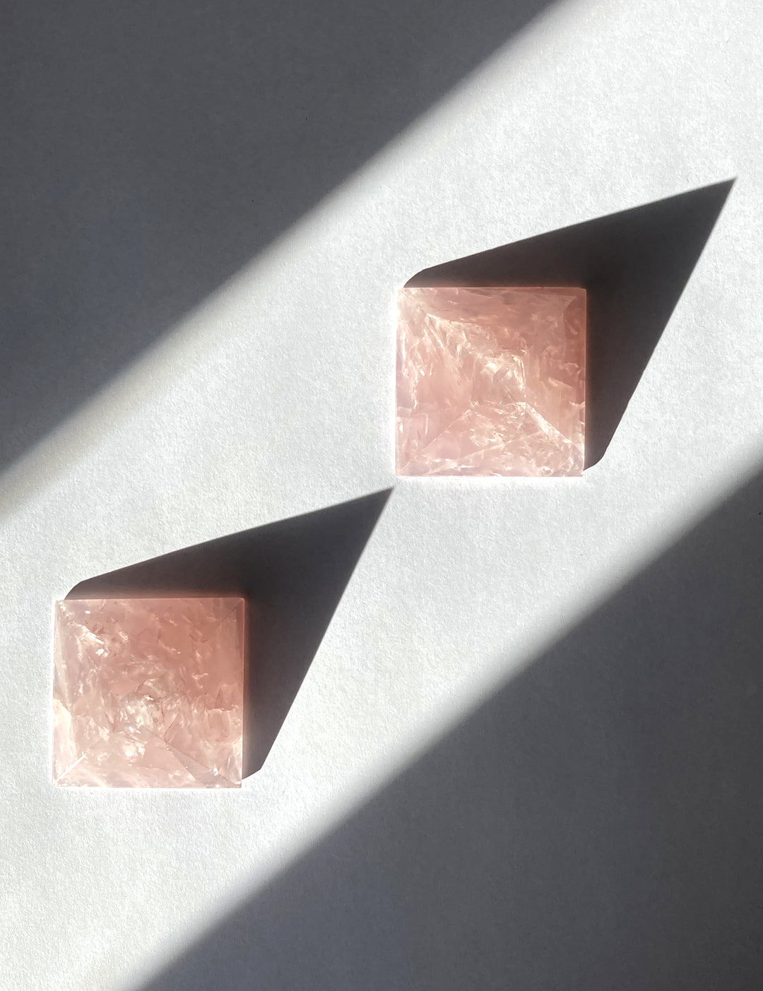 llayers pyramide pierre quartz rose lithothérapie méditation pink quartz stone pyramid